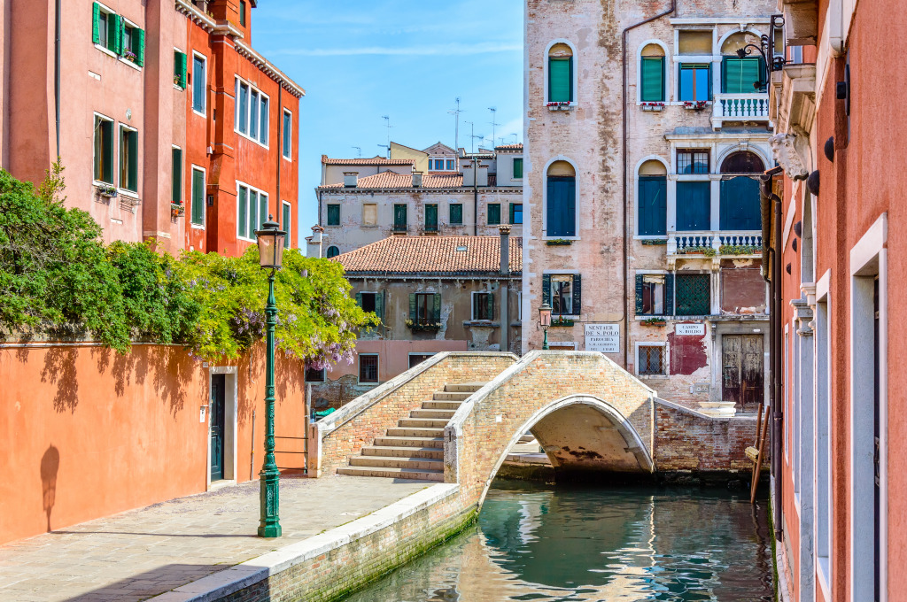 Bridge over a Canal in Venice, Italy jigsaw puzzle in Bridges puzzles on TheJigsawPuzzles.com