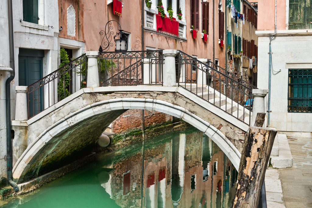 Bridge over a Venetian Canal jigsaw puzzle in Bridges puzzles on TheJigsawPuzzles.com