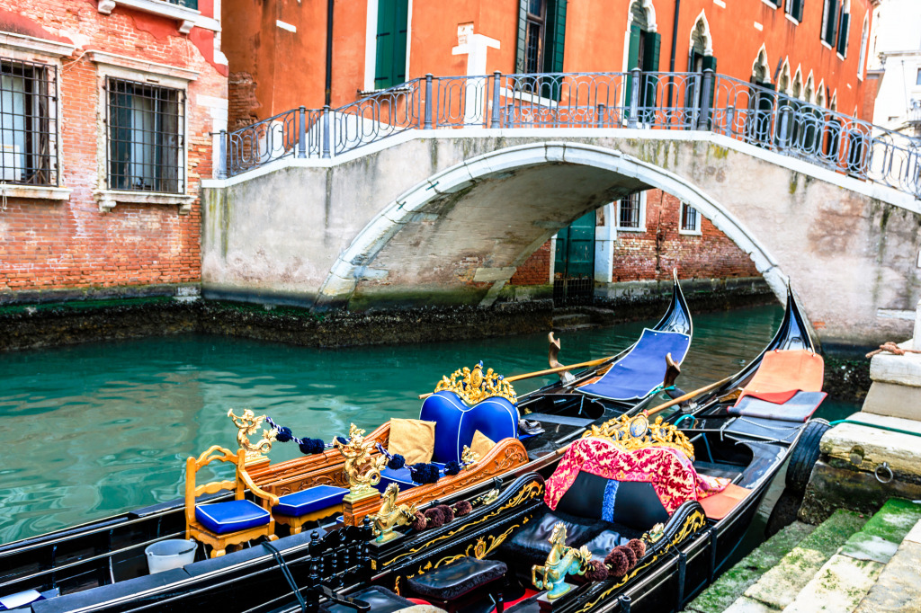 Canals in Venice, Italy jigsaw puzzle in Bridges puzzles on TheJigsawPuzzles.com