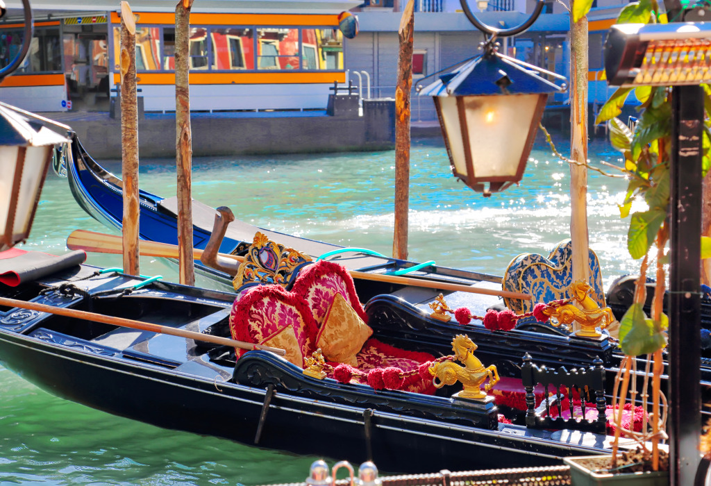 Gondola near Rialto Bridge, Venice jigsaw puzzle in Puzzle of the Day puzzles on TheJigsawPuzzles.com