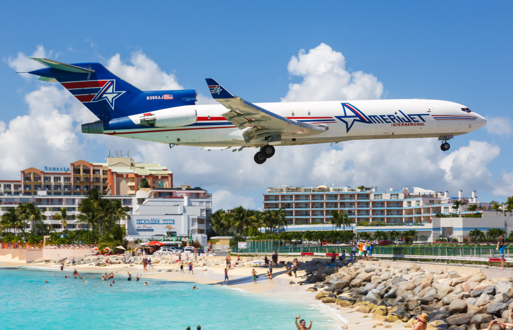 Sint Maarten International Airport jigsaw puzzle in Aviation puzzles on TheJigsawPuzzles.com