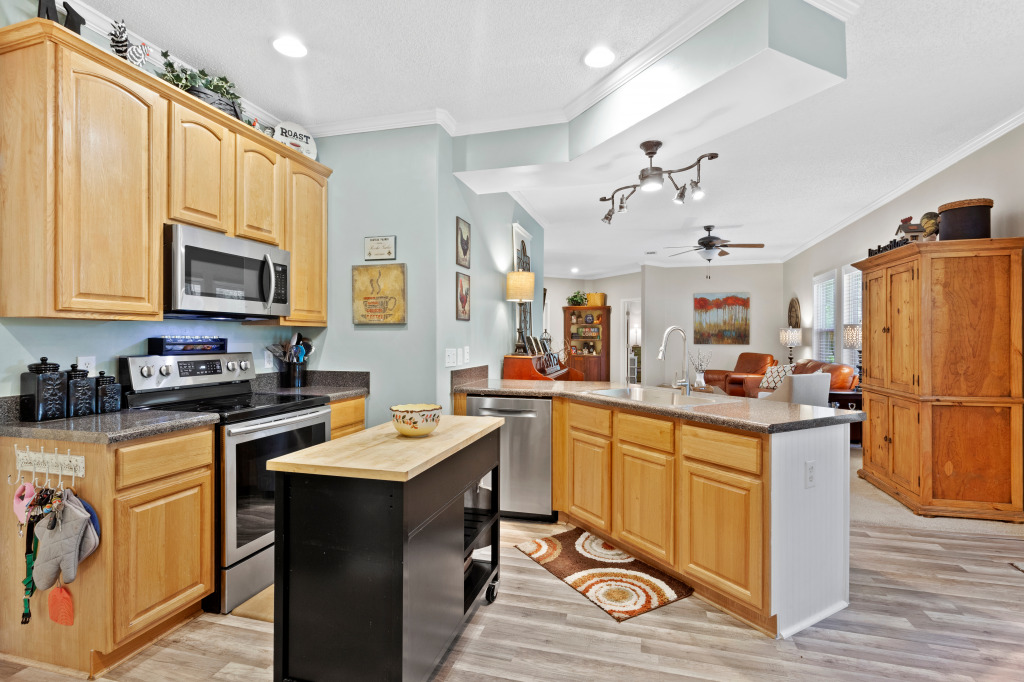 Modern Kitchen in a Florida Home jigsaw puzzle in Food & Bakery puzzles on TheJigsawPuzzles.com