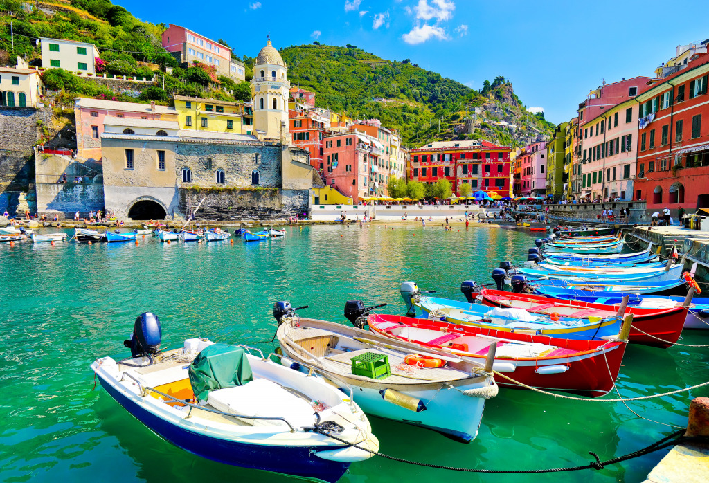 Vernazza Village, Cinque Terre, Italy jigsaw puzzle in Great Sightings puzzles on TheJigsawPuzzles.com