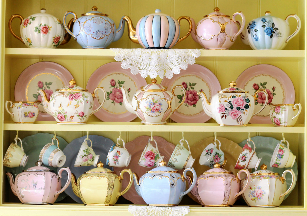Vintage Teapots and Tea Cups jigsaw puzzle in Food & Bakery puzzles on TheJigsawPuzzles.com