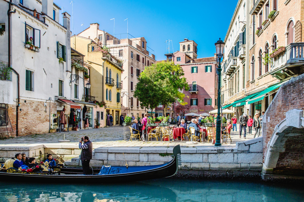 Canal in Venice, Italy jigsaw puzzle in Street View puzzles on TheJigsawPuzzles.com