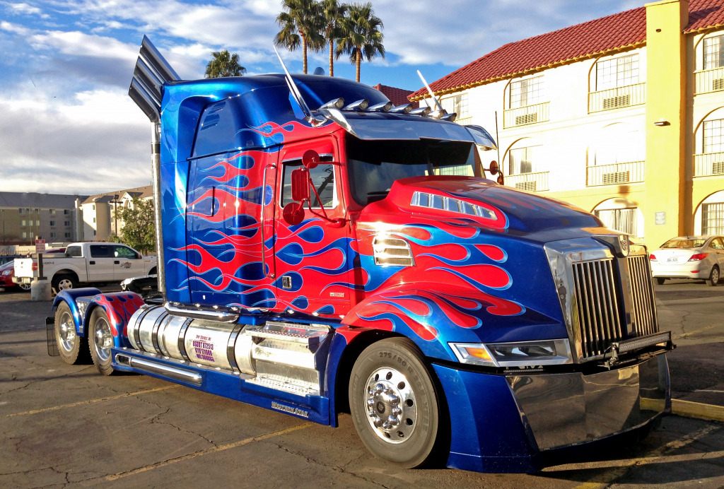 Western Star 5700xe Optimus Prime jigsaw puzzle in Cars & Bikes puzzles on TheJigsawPuzzles.com