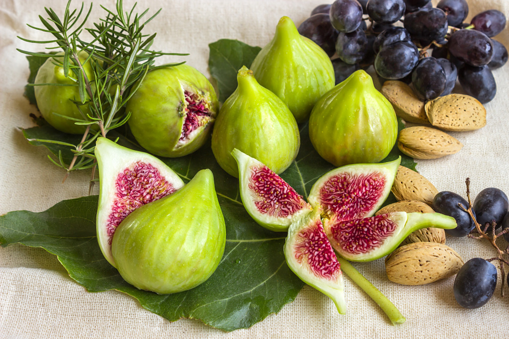 Green Figs and Black Grapes jigsaw puzzle in Fruits & Veggies puzzles on TheJigsawPuzzles.com