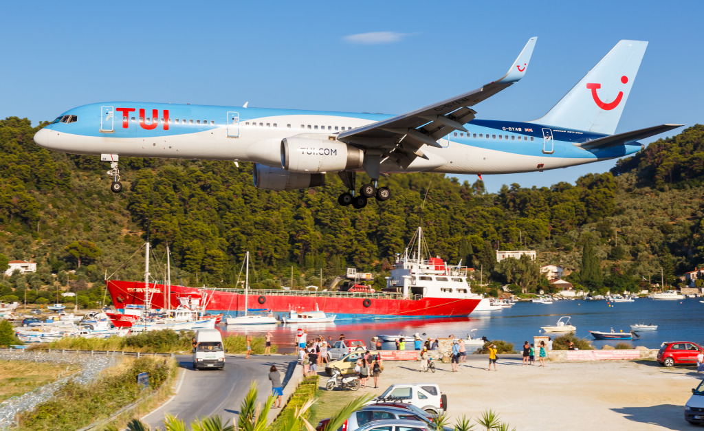 Landing at the Skiathos Airport, Greece jigsaw puzzle in Aviation puzzles on TheJigsawPuzzles.com