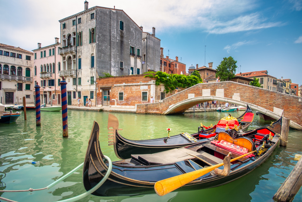 Canal in Venice, Italy jigsaw puzzle in Bridges puzzles on TheJigsawPuzzles.com