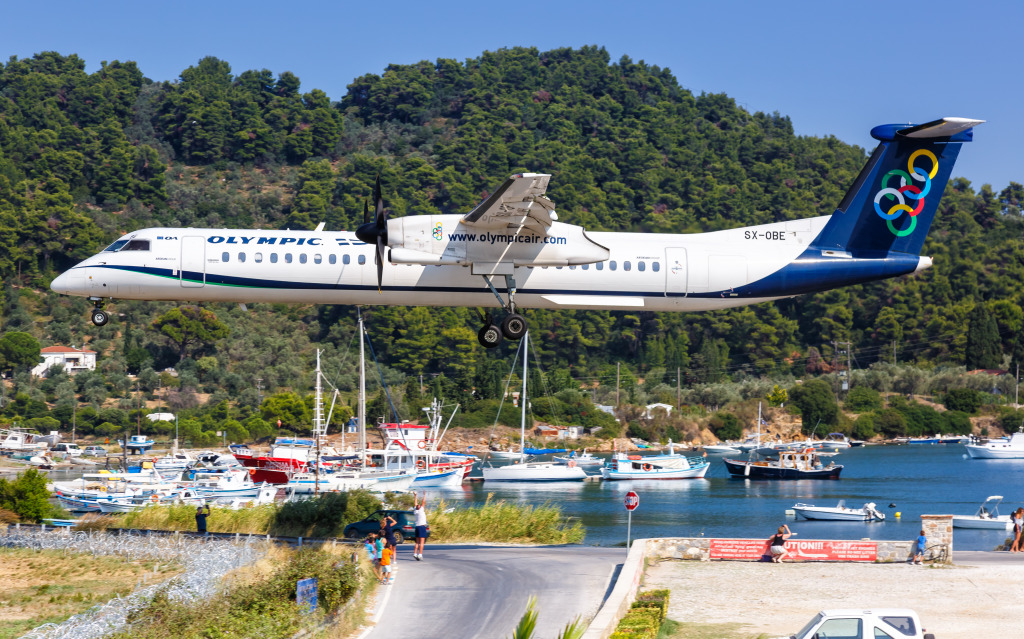 Skiathos Airport in Greece jigsaw puzzle in Aviation puzzles on TheJigsawPuzzles.com