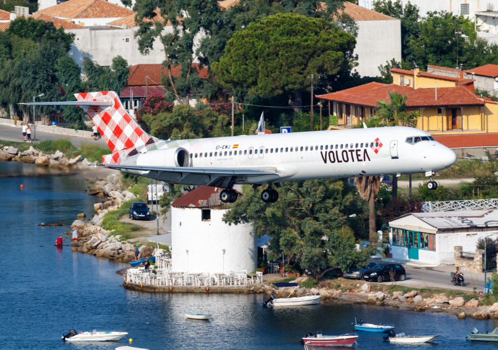 Skiathos Airport in Greece jigsaw puzzle in Aviation puzzles on TheJigsawPuzzles.com