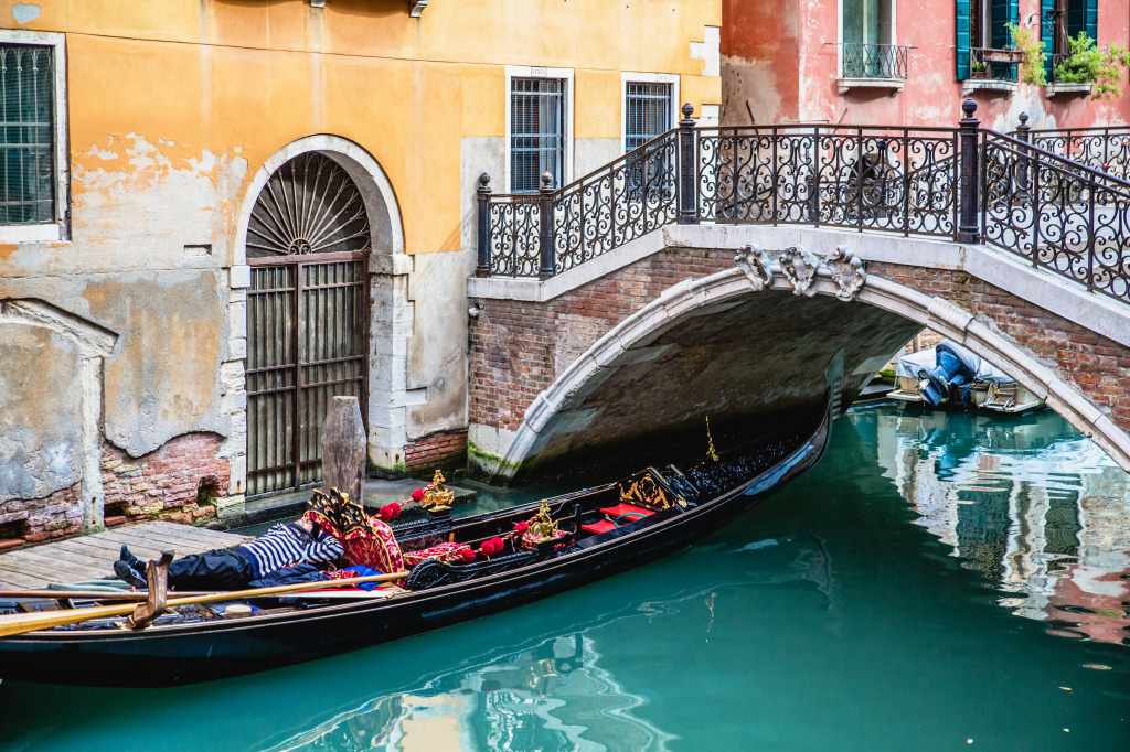 Narrow Canal in Venice, Italy jigsaw puzzle in Bridges puzzles on TheJigsawPuzzles.com