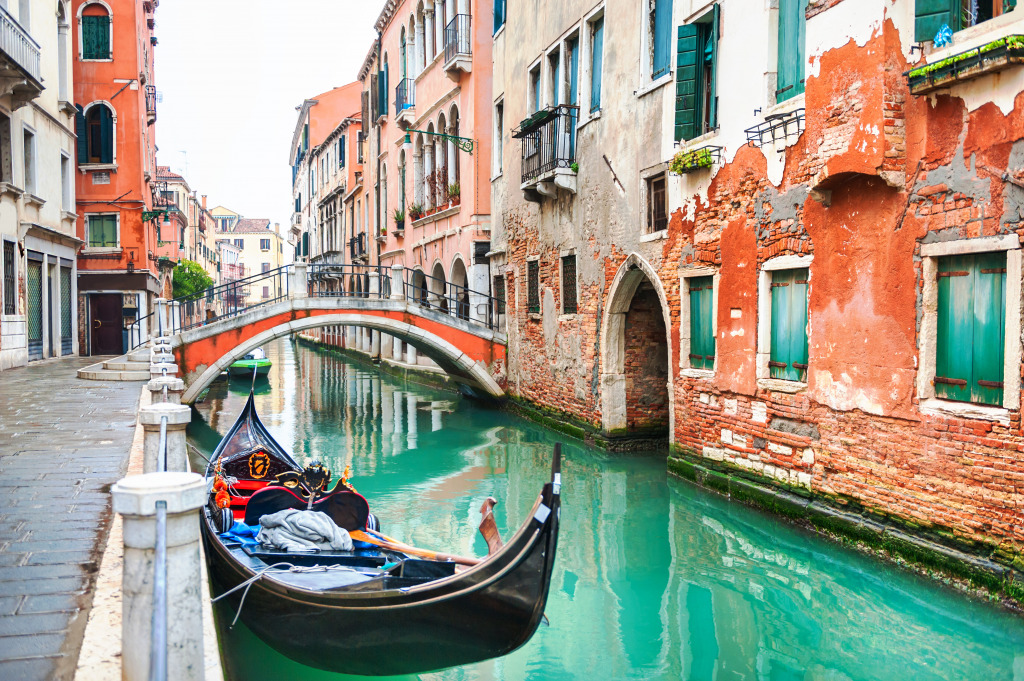 Canal with Gondola in Venice jigsaw puzzle in Bridges puzzles on TheJigsawPuzzles.com