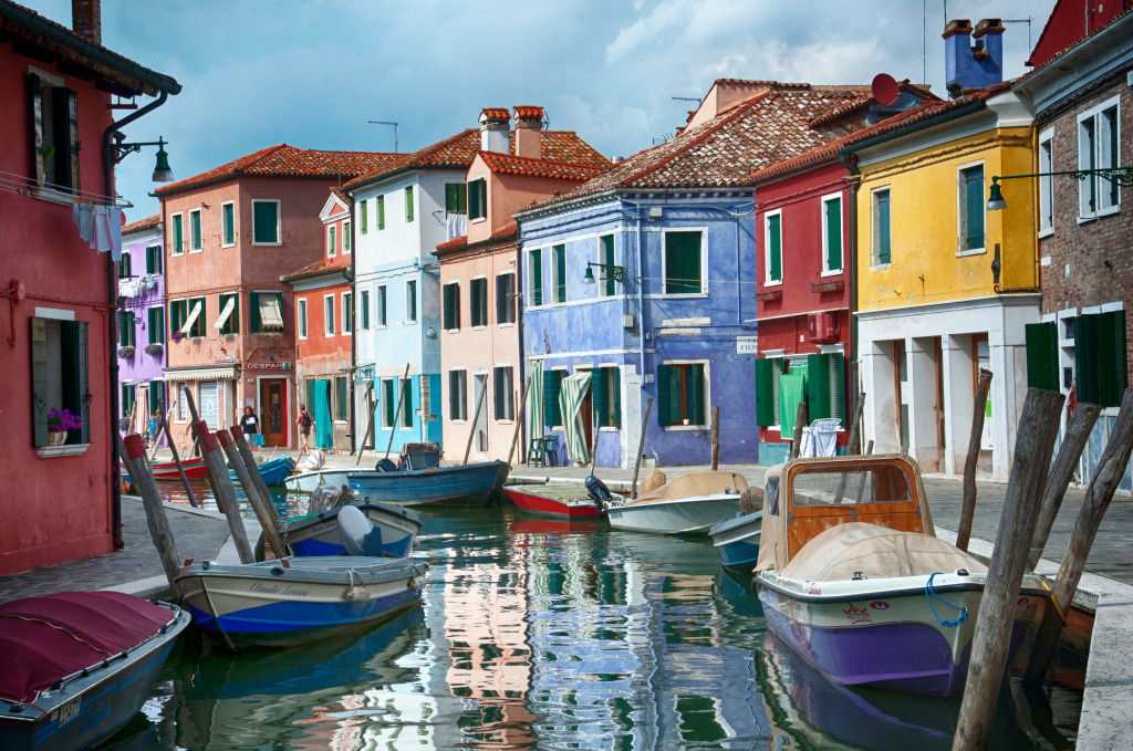 Canal in Burano, Italy jigsaw puzzle in Street View puzzles on TheJigsawPuzzles.com