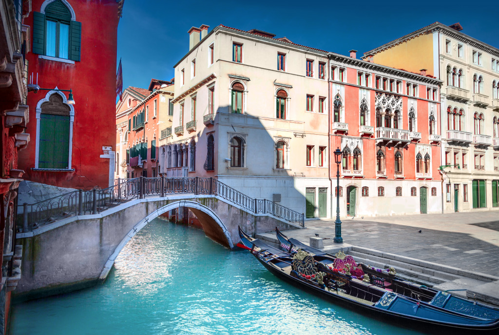 Canal in Venice, Italy jigsaw puzzle in Bridges puzzles on TheJigsawPuzzles.com