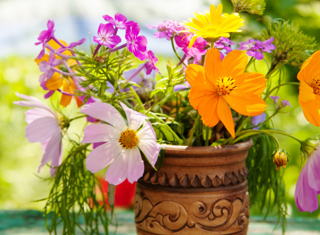 Summer Flowers in a Vase jigsaw puzzle in Macro puzzles on TheJigsawPuzzles.com