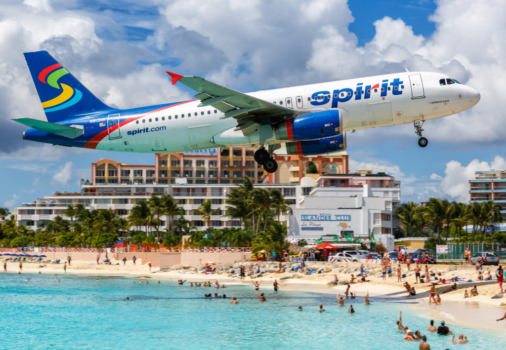 Sint Maarten Airport, Netherlands Antilles jigsaw puzzle in Aviation puzzles on TheJigsawPuzzles.com