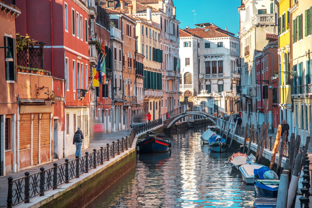 Narrow Canal in Venice, Italy jigsaw puzzle in Bridges puzzles on TheJigsawPuzzles.com