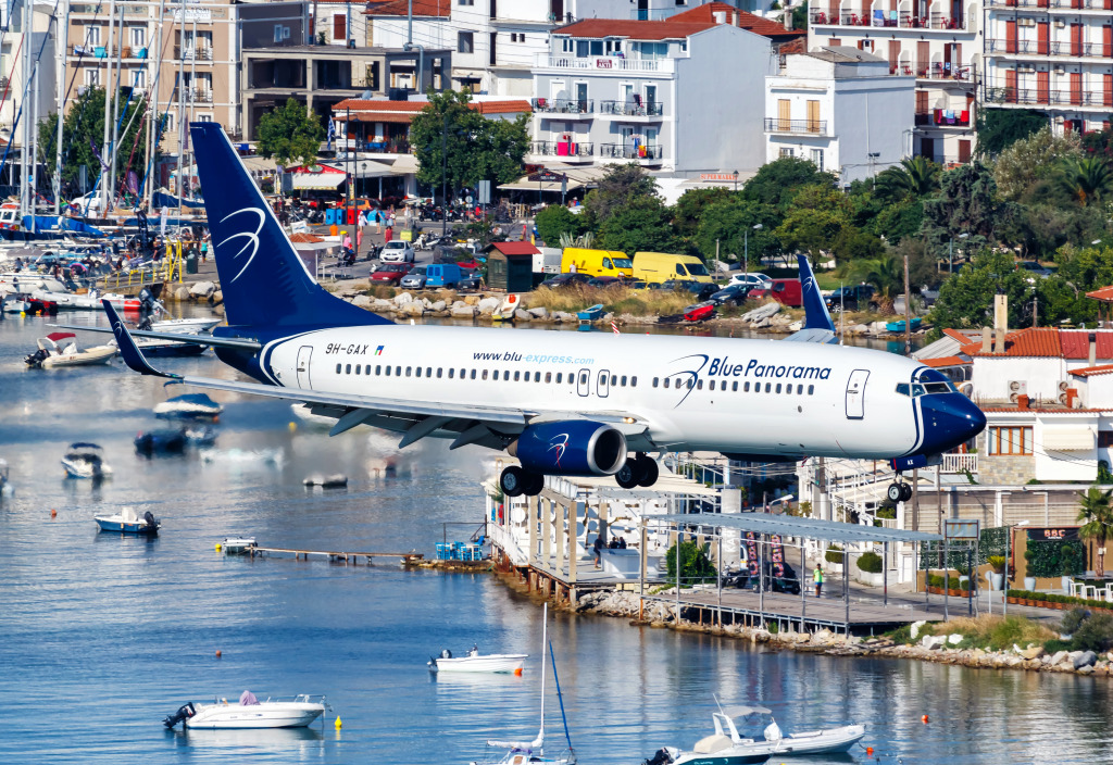 Skiathos Airport, Greece jigsaw puzzle in Aviation puzzles on TheJigsawPuzzles.com