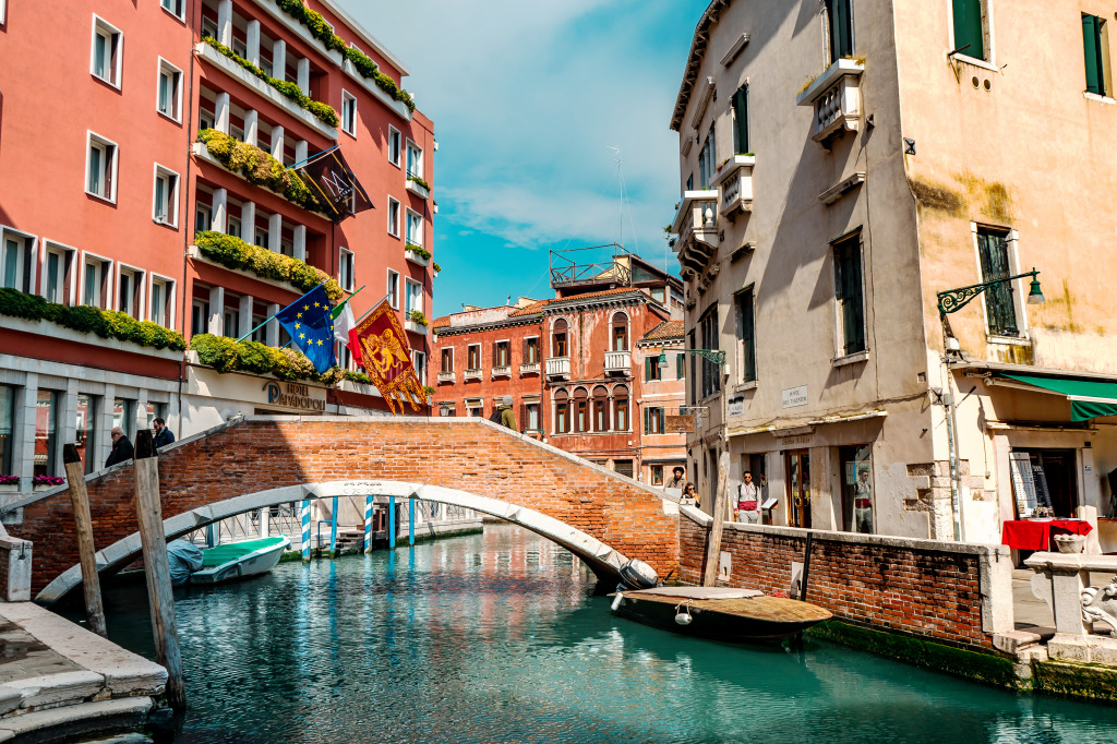 Canal in Venice, Italy jigsaw puzzle in Bridges puzzles on TheJigsawPuzzles.com