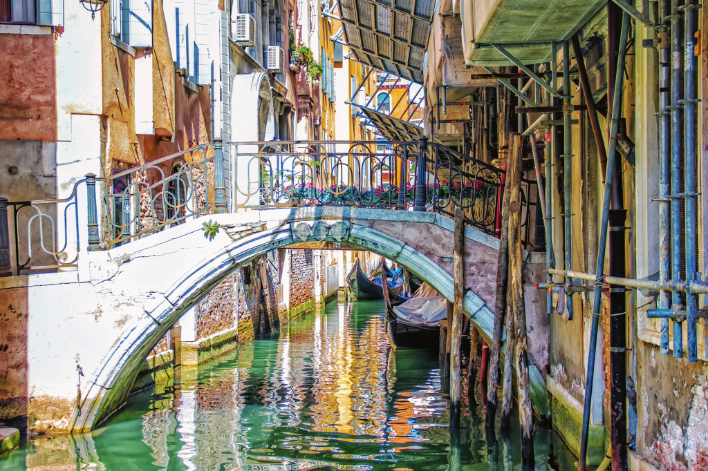 Narrow Canal in Venice jigsaw puzzle in Bridges puzzles on TheJigsawPuzzles.com