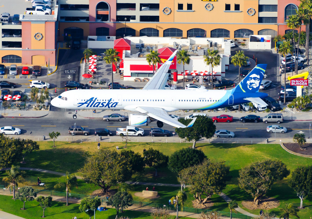 Final Approach to Los Angeles Airport jigsaw puzzle in Aviation puzzles on TheJigsawPuzzles.com