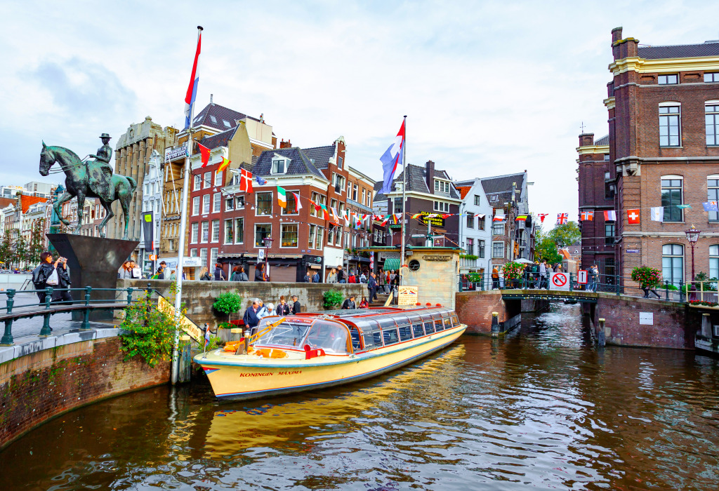 Amsterdam Canals with Boats jigsaw puzzle in Bridges puzzles on TheJigsawPuzzles.com