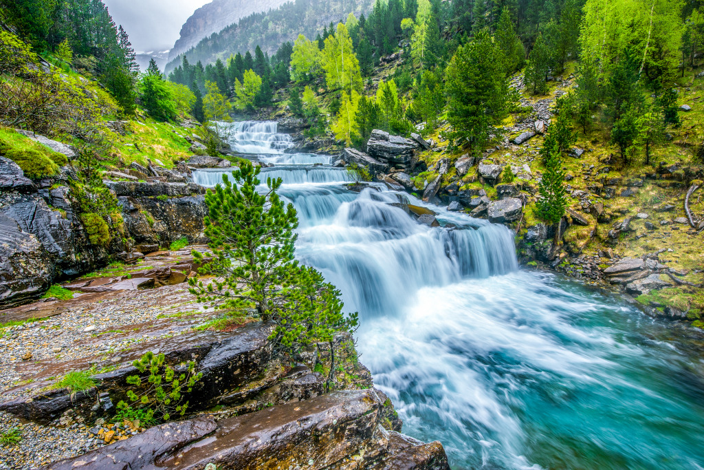 Waterfall in Ordesa Valley, Spain jigsaw puzzle in Waterfalls puzzles on TheJigsawPuzzles.com