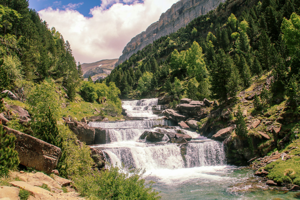 Soaso Waterfall, Ordesa Valley, Spain jigsaw puzzle in Waterfalls puzzles on TheJigsawPuzzles.com