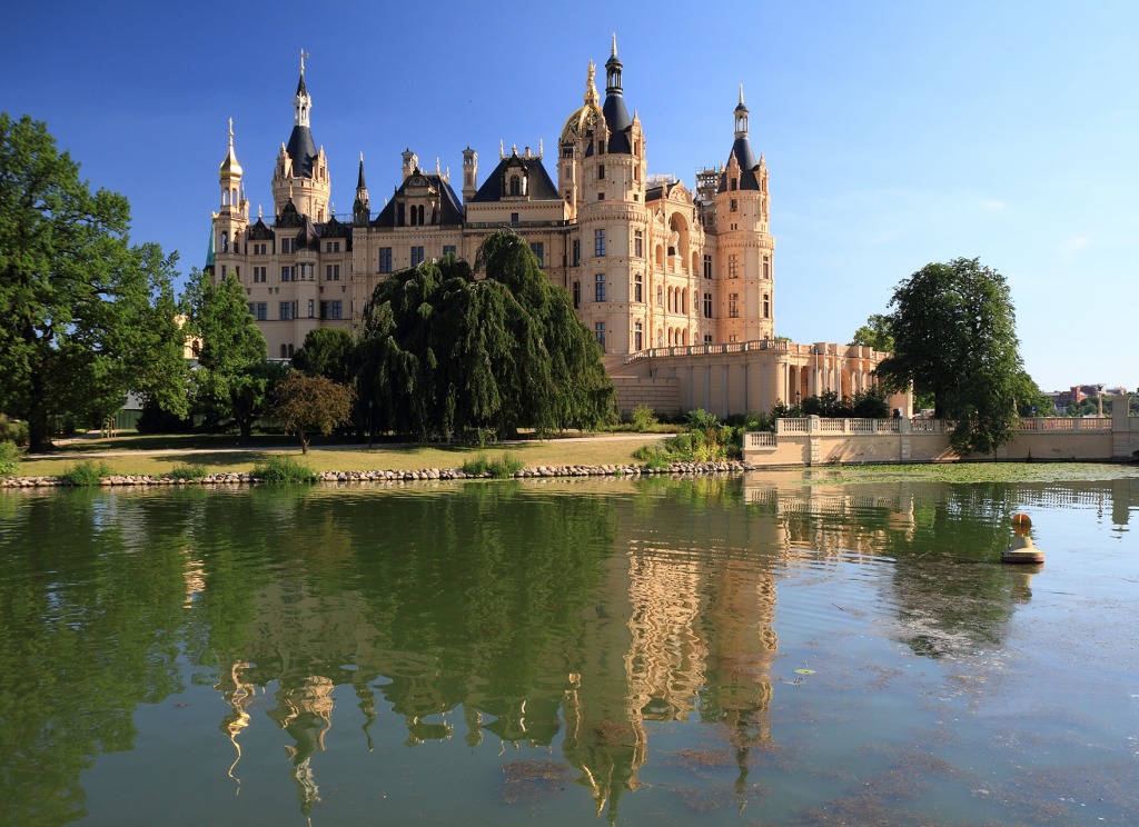 Schloss Schwerin, Germany jigsaw puzzle in Castles puzzles on TheJigsawPuzzles.com