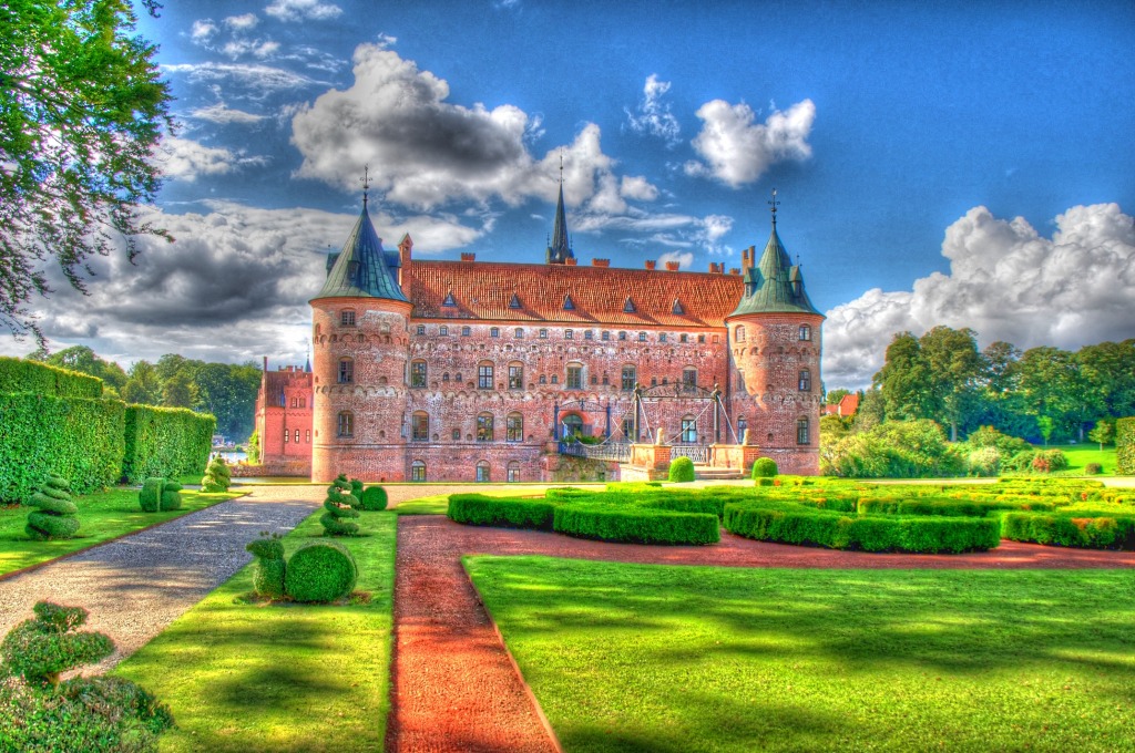 Egeskov Castle, Denmark jigsaw puzzle in Castles puzzles on TheJigsawPuzzles.com