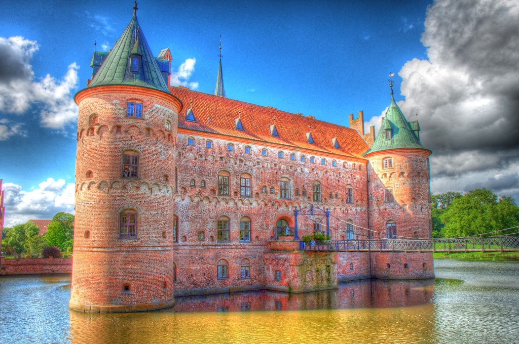 Egeskov Castle, Denmark jigsaw puzzle in Castles puzzles on TheJigsawPuzzles.com